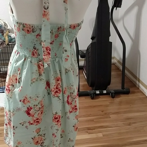 SOLD......No boundaries halter dress - Picture 2 of 3